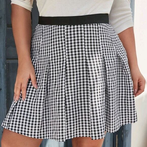 BLACK and White Plaid Skirt - Picture 2 of 6